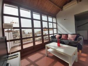 sala de estar con sofá y mesa en Increible apartamento con vistas 360 Grados, en Granada