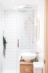 Baño blanco con lavabo y espejo en Pye Corner Cottage, by Solace Stays, en Bellaghy