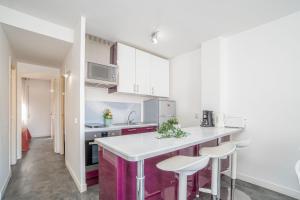 エンプリアブラバにあるApart-rent Apartment Gran Reserva 0057のキッチン(白いキャビネット、白いカウンタートップ付)