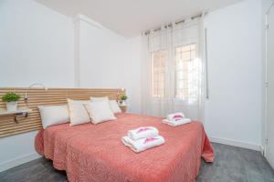 エンプリアブラバにあるApart-rent Apartment Gran Reserva 0057のベッドルーム1室(ベッド1台、タオル2枚付)