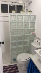 A bathroom at Flat aconchegante à beira-mar
