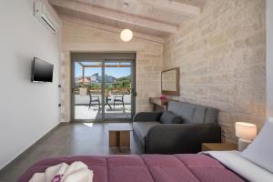 een woonkamer met een bank en een tafel bij Sun Flower Villas in Agia Marina Nea Kydonias