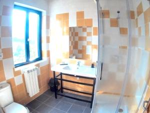 Et badeværelse på Family House near Otañes with Mountain View + 38 billeder