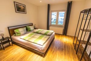 1 dormitorio con 1 cama y 2 literas en Südschleife Appartements - WLAN - Direkt am Ring, en Reimerath