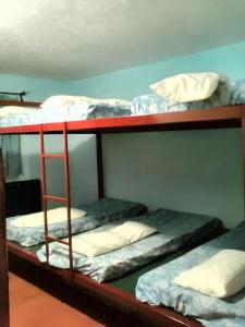 Bunk bed o mga bunk bed sa kuwarto sa 6 bedrooms house with lake view and enclosed garden at Navaluenga