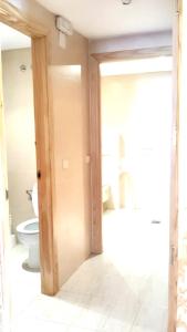 Bathroom sa 6 bedrooms house with lake view and enclosed garden at Navaluenga