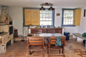 Una cocina con una mesa y algunas sillas. en Mansão Tiradentes com piscina, en São João del Rei