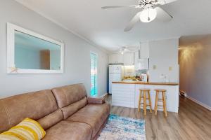 ein Wohnzimmer mit einem Sofa und einer Küche in der Unterkunft Totally Topsail! in North Topsail Beach