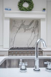 eine Küche mit Spüle und Marmorkamin in der Unterkunft Pitchford House (7 Bedrooms), Salcombe. in Salcombe + 37 Fotos