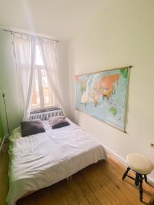 - une chambre avec un lit et une carte murale dans l'établissement Grand appartement d'artiste cosy et proche de tout, à Bruxelles