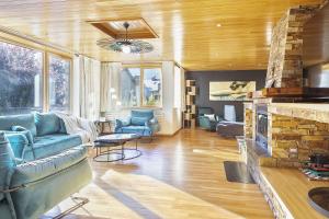 a living room with a couch and a fireplace at Luderna - Casa con jardín Montcorbison in Vielha