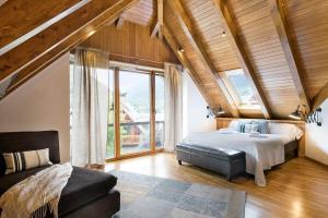 um quarto com uma cama e uma grande janela em Luderna - Casa con jardín Montcorbison em Vielha