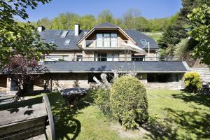 a house with a bench in front of it at Luderna - Casa con jardín Montcorbison in Vielha