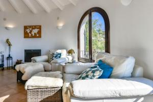 Ruang duduk di Villa El Capitan by Vamdays