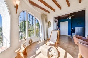 salon z oknami i obrazem na podłodze w obiekcie Villa El Capitan by Vamdays w mieście Benissa