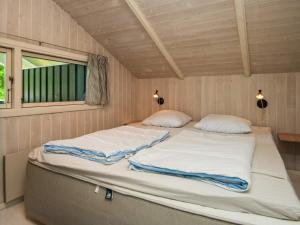 Egeskovにある5 person holiday home in B rkopの枕2つが備わるドミトリールームのベッド1台分です。