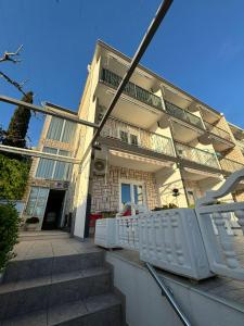 巴什卡沃达VILLA ŠIMOVIĆ APARTMENTS的一栋前面有白色栅栏的房子