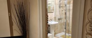 uma casa de banho com um WC, um lavatório e um chuveiro em Anzac Street B+Bistro em Dartmouth