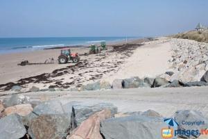um tractor numa praia com rochas e o oceano em Villa Katharos avec SPA et piscine em Vesly