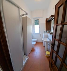 uma casa de banho com 2 WC e um chuveiro em B & B di Massimo C em Spotorno