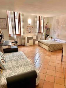 een grote kamer met een bed en een tafel en stoelen bij SanZenoHome StayInVerona Full Apartment in Verona