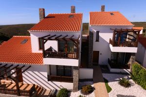 una vista aérea de una casa con techo naranja en Falésias da Arrifana, en Praia da Arrifana