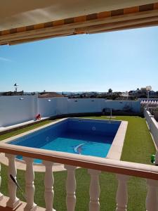 einen Pool auf dem Balkon eines Gebäudes in der Unterkunft Casa de Verano con Piscina in Montroy