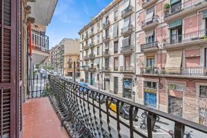 einen Balkon mit Blick auf eine Straße mit Gebäuden in der Unterkunft AB Nou de la Rambla in Barcelona