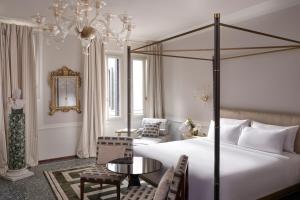 1 dormitorio con 1 cama grande, mesa y sillas en Violino d'Oro Venezia, en Venecia