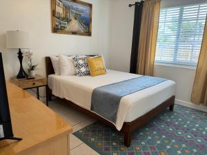 1 dormitorio con cama y ventana en Cozy 2 bedroom near intercoastal & beaches, en North Palm Beach