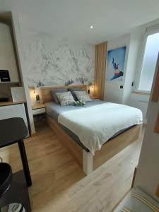 - une chambre avec un grand lit dans l'établissement Sublime Studio proche du lac avec parking privé, à Viviers-du-Lac