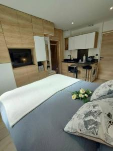 Viviers-du-LacにあるSublime Studio proche du lac avec parking privéのベッドルーム1室(花の咲く大型ベッド1台付)