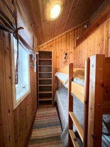 Katil dua tingkat atau katil-katil dua tingkat dalam bilik di Sjarmerende leilighet i Sirdal