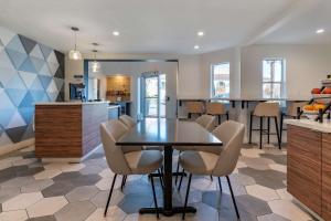 uma cozinha e sala de jantar com mesa e cadeiras em Best Western Plus Executive Suites em Redwood City