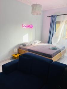 Ένα ή περισσότερα κρεβάτια σε δωμάτιο στο Los Angeles to Conakry *KIPE*
