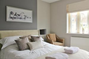 1 dormitorio con cama blanca y ventana en ※ Lovely Central Bath House- with Parking ※ en Bath