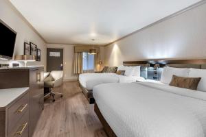 um quarto de hotel com duas camas e uma televisão de ecrã plano em Best Western Plus Executive Suites em Redwood City
