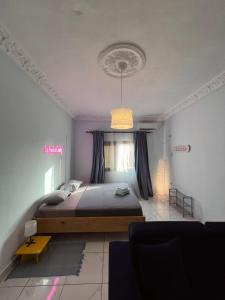 ein Schlafzimmer mit einem großen Bett in einem Zimmer in der Unterkunft Los Angeles to Conakry *KIPE* in Conakry