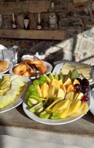 un montón de platos de fruta en una mesa en Be House Suites & Spa by Nobile, en Punta del Este