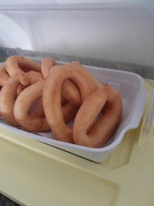a container of onion rings sitting on a table at Hotel e Pousada Mape Ltda in Guanamby