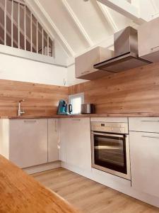 cocina con electrodomésticos blancos y encimera de madera en Beach House by Melrose, en Asnelles