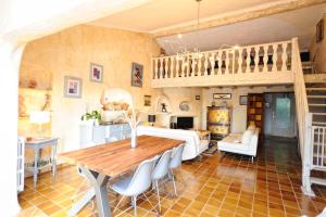 a dining room with a table and a couch at Casa Matteu in Figari