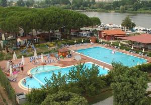 una vista aérea de una gran piscina en un complejo en Chalet Camping River Italië met 2 slaapkamers, en Ameglia