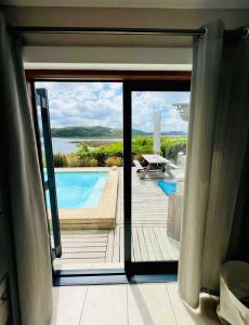 Habitación con ventana y vistas a la piscina. en Westford birds nest, en Knysna