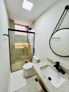 Łazienka z białą toaletą i umywalką w obiekcie Apartamento alto padrão na Doca w mieście Belém