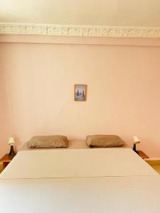 un letto bianco in una camera con due lampade di Dubaï to Conakry KIPE a Conakry