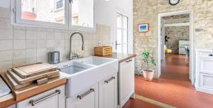 a kitchen with a sink and a counter top at Longère Familiale - Chamant - proche Senlis, Chantilly, Parc Astérix, Mer des Sables, CDG in Chamant