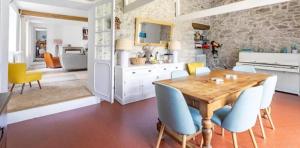 cocina y comedor con mesa de madera y sillas en Longère Familiale - Chamant - proche Senlis, Chantilly, Parc Astérix, Mer des Sables, CDG, en Chamant