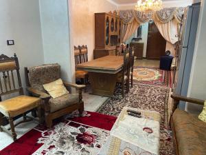 een woonkamer met een eettafel en stoelen bij Elnoras city ismailia in Ismailia