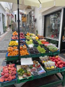 un puesto de frutas con una variedad de frutas y hortalizas en Villa le gradelle with amazing view en Capri